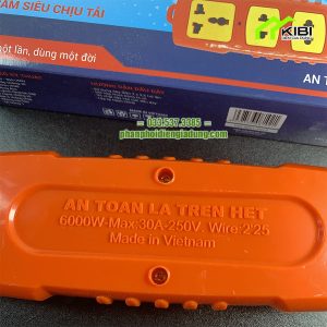 Ổ cắm siêu chịu tải Hinoki thiết kế 3 lỗ cắm đa năng (Ổ cắm điện 3 chấu có các thông số được in dập nổi rõ ràng ngay dưới đế ổ)